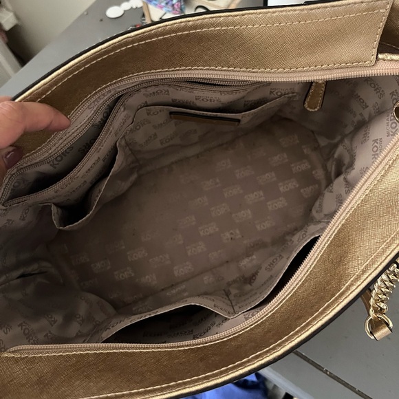 🚫 SOLD 🚫 Michael Kors Gold Purse - Picture 4 of 6